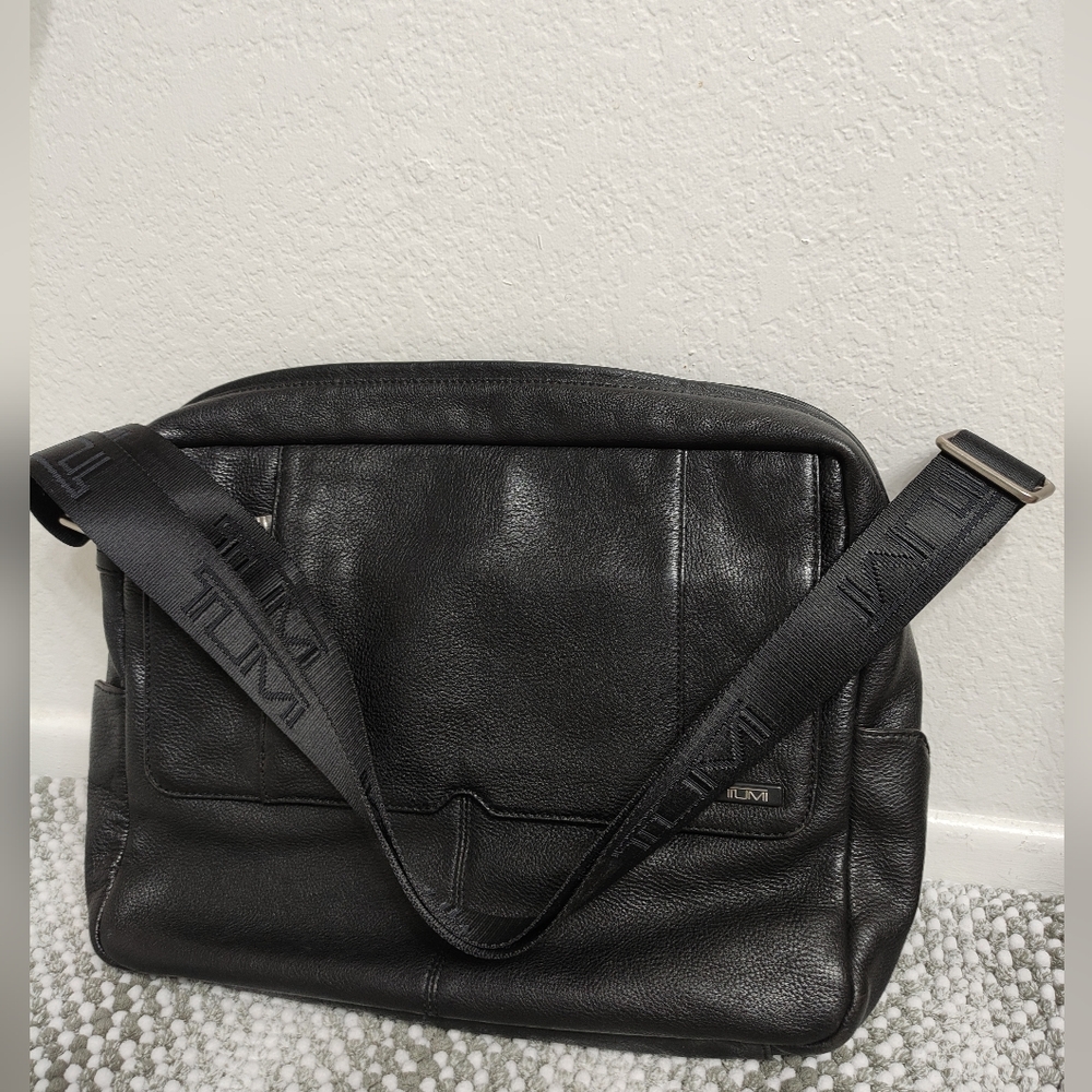 Tumi Leather Laptop Bag Messenger Shoulder Strap Black Zip Top 60102DE